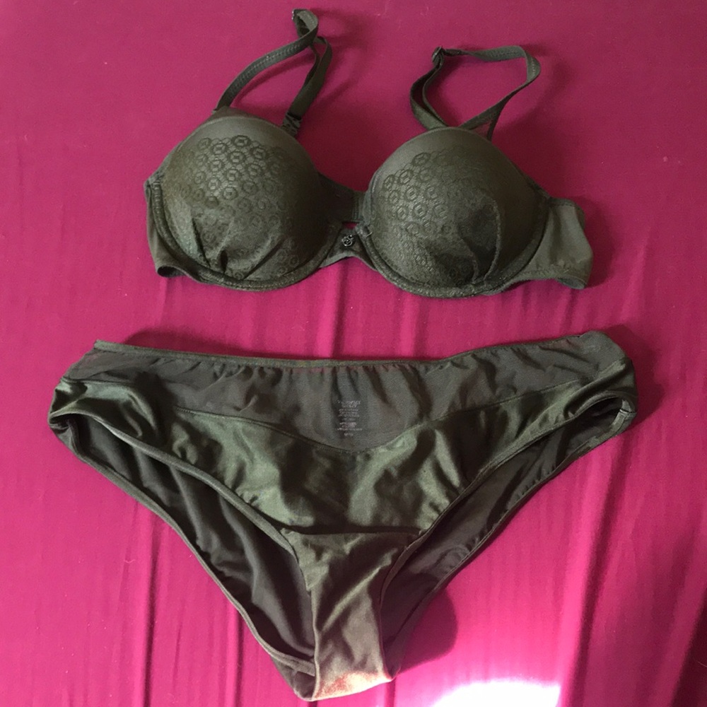 VS Fabulous matching green bra and panting set.